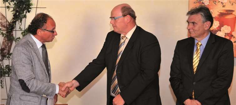 Oberbürgermeister Achim Hütten (links) ernennt im Beisein von Bürgermeister Claus Peitz (rechts) den wiedergewählten Gerhard Masberg zum Ortsvorsteher. Stadtverwaltung/Maurer