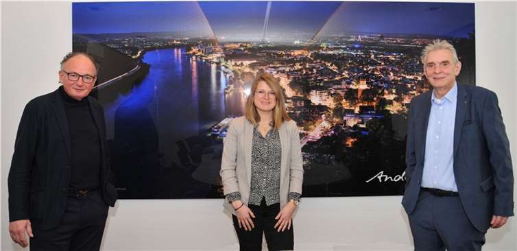 Oberbürgermeister Achim Hütten (links) und Bürgermeister Claus Peitz begrüßen die neue Geschäftsführerin der Andernach.net, Jana Dott.Stadt Andernach/Maurer