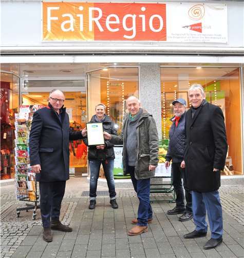 Oberbürgermeister Achim Hütten (links) und Bürgermeister Claus Peitz (rechts) freuen sich gemeinsam mit Dr. Hans-Georg Hansen (Mitte), Vorsitzender der Fair-Trade-Steuerungsgruppe, sowie mit den Steuerungsgruppenmitgliedern Katja Büchner und Wolfram Richter über die erneute Auszeichnung.  Foto: Stadt Andernach/Maurer
