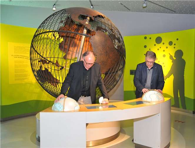 Oberbürgermeister Achim Hütten (links) und Geysir.Info-Geschäftsführer Christian Heller probieren gleich einmal die frisch in Schuss gebrachten Exponate im Geysir-Zentrum aus.  Foto: Stadt Andernach/Maurer