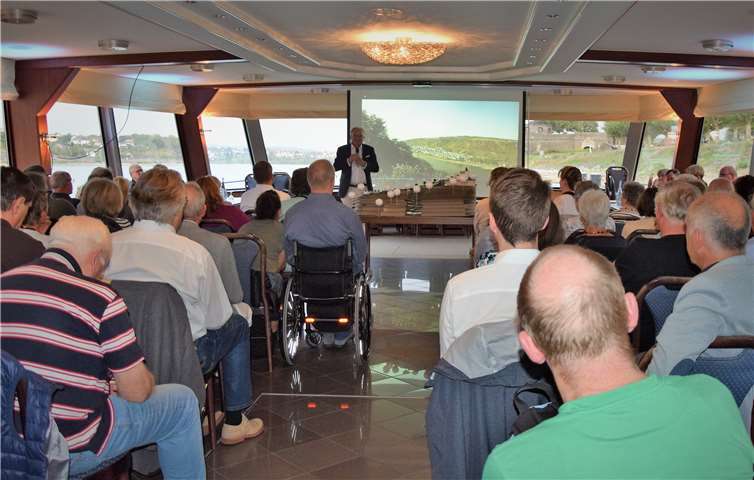 Oberbürgermeister Achim Hütten moderierte die Einwohnerversammlung zur Zukunft des Krahnenbergs. SPD Andernach