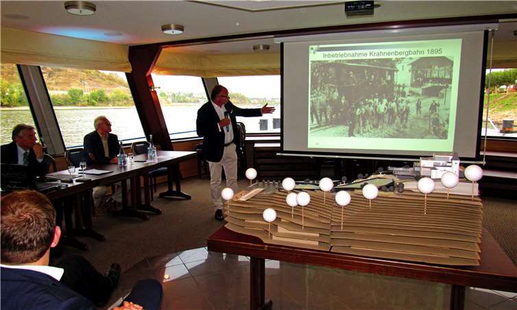 Oberbürgermeister Achim Hütten präsentierte Wissenswertes zum „Sehnsuchtsort“. MKA