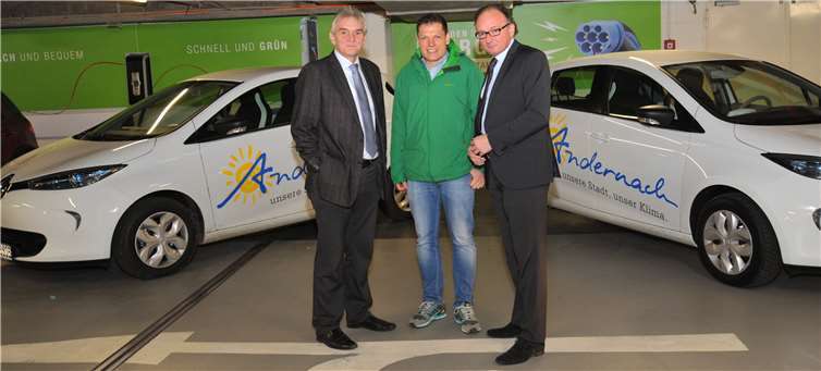 Oberbürgermeister Achim Hütten (r.), Bürgermeister Claus Peitz und Klimaschutzmanager Sebastian Schnatz (Mitte) haben die ersten beiden Elektro-Dienstautos der Stadtverwaltung gleich einmal ausprobiert. Stadt Andernach/Maurer
