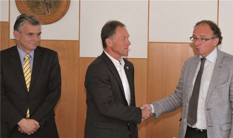Oberbürgermeister Achim Hütten (r.) ernennt im Beisein von Bürgermeister Claus Peitz (l.) den wiedergewählten Alfons Schumacher zum Ortsvorsteher.