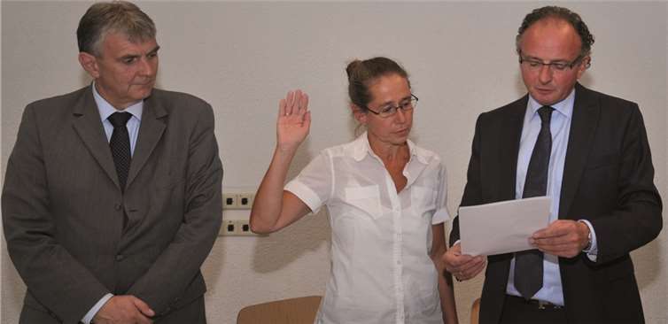 Oberbürgermeister Achim Hütten (r.) vereidigt und ernennt im Beisein von Bürgermeister Claus Peitz (r.) die neu gewählte Petra Koch zur Ortsvorsteherin.