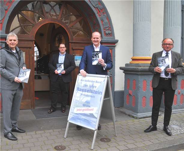 Oberbürgermeister Achim Hütten (re.), Bürgermeister Claus Peitz (li.) und Dr. Peter Biele, Vorstandsvorsitzender der thyssenkrupp Rasselstein GmbH, eröffnen gemeinsam mit Museumsleiter Dr. Kai Seebert (2.v.li.) die Sonderausstellung „Am laufenden Band – 100 Jahre Rasselstein in Andernach“ im Stadtmuseum. Foto: Stadt Andernach/Maurer