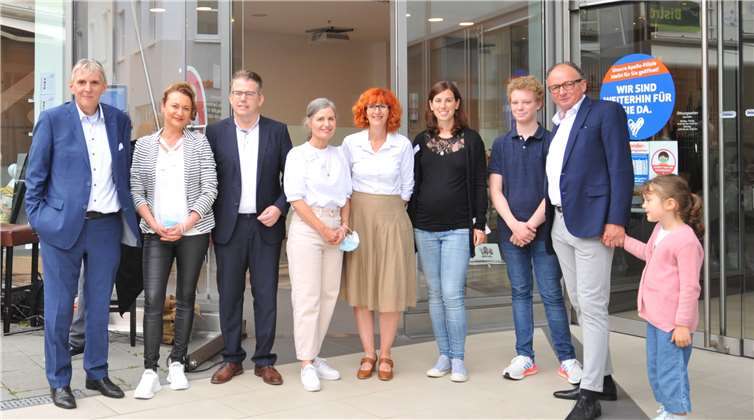 Oberbürgermeister Achim Hütten (re.), Bürgermeister Claus Peitz (li.) und der Geschäftsführer der für den Tourismus zuständigen städtischen Tochtergesellschaft Andernach.net, Christian Heller, freuen sich mit dem Tourismus-Team der Stadt über die Eröffnung der neuen Tourist-Information in der Stadthausgalerie.Foto: Stadt Andernach/Maurer