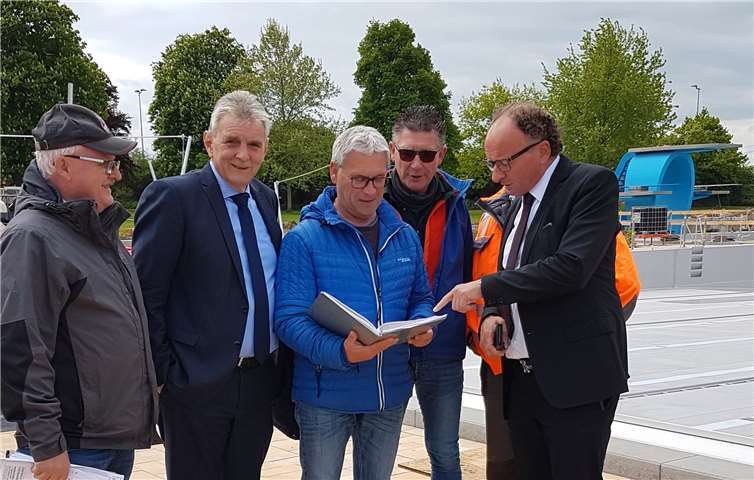 Oberbürgermeister Achim Hütten (rechts), Bürgermeister Claus Peitz (2. von links) und Betriebsleiter Bodo Neunheuser (4. von links) informieren sich über den Verlauf der Sanierungsarbeiten, die jetzt bald beendet sind. Am 1. Juni öffnet das sanierte Freibad seine Pforten.Foto: Stadt Andernach/Maurer