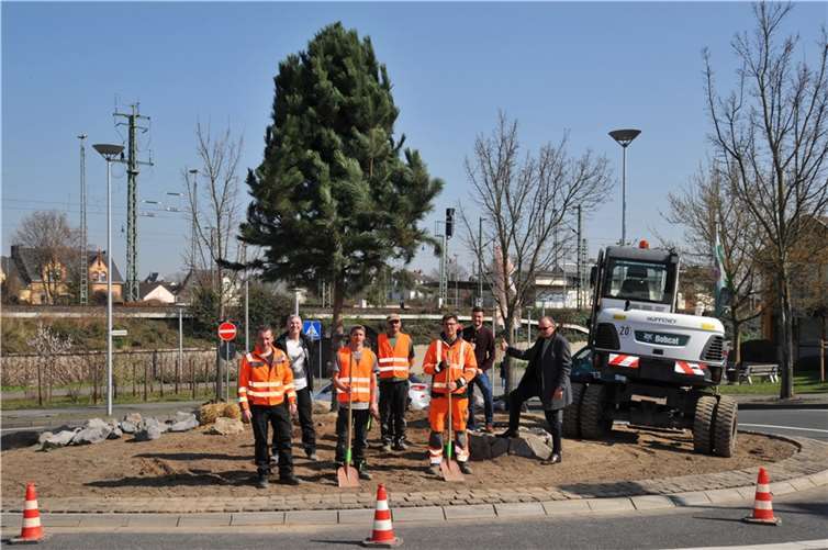 Oberbürgermeister Achim Hütten (rechts) freut sich gemeinsam mit Mitarbeitern des Baubetriebshofs und dem Leiter des Sachgebiets Umwelt und Nachhaltigkeit, Johannes Mader (2. von rechts), über die gelungene Neugestaltung des Kreisels am Johannesplatz.  Foto: Stadt Andernach/Maurer