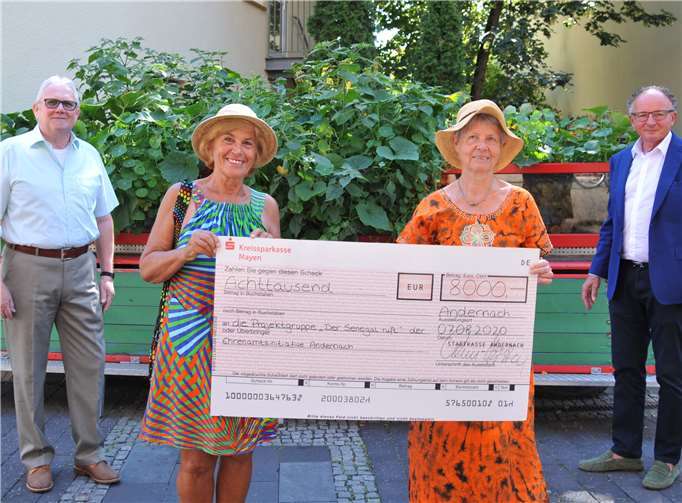 Oberbürgermeister Achim Hütten (rechts) übergab den Spendenscheck an Christa Hennerici und Eva Ebener (2. und 3. von links) von der Projektgruppe „Senegal ruft“. Darüber freut sich auch Albrecht Schmitz vom Moderatoren-Team der Ehrenamtsinitiative. Foto: Stadt Andernach/Maurer