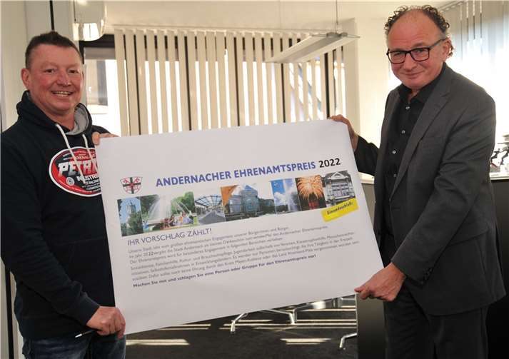 Oberbürgermeister Achim Hütten (rechts) und Andreas Versch, Koordinator des Preises bei der Stadtverwaltung, freuen sich auf die Vorschläge für den Ehrenamtspreis, die noch bis zum 30. April eingereicht werden können.  Foto: Stadt Andernach/Maurer