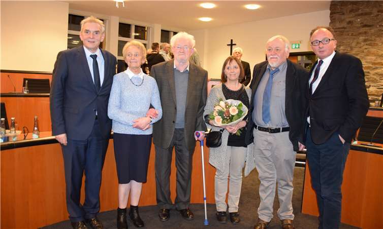 Oberbürgermeister Achim Hütten (rechts) und Bürgermeister Claus Peitz (links) überreichten dem Ehepaar Trudel (Zweite von links) und Waldemar Deimling (Dritter von links) und Thilo Heyl (Zweiter von rechts), der von seiner Ehefrau Ulrike in seinem Engagement unterstützt wird, den Ehrenamtspreis 2017 der Stadt Andernach.