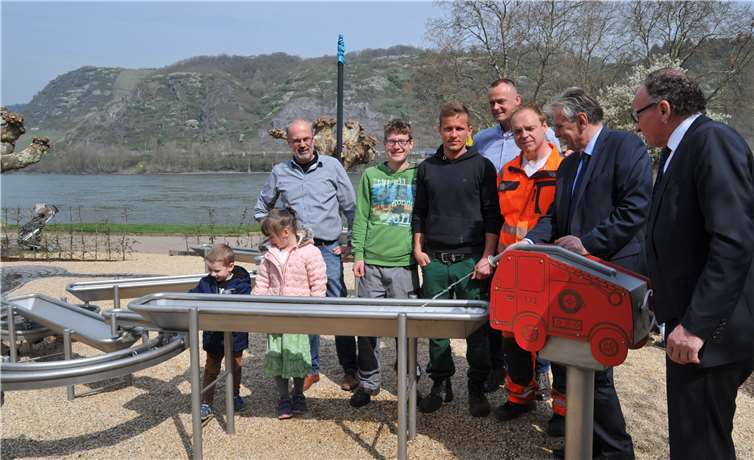 Oberbürgermeister Achim Hütten (rechts) und Bürgermeister Claus Peitz (2. von rechts) eröffnen gemeinsam mit Mitarbeitern des Baubetriebshofs den Wasserspielplatz in den Rheinanlagen. Es dauerte nicht lange, bis die ersten interessierten Kinder die neue Anlage nutzten. Stadt Andernach/Maurer