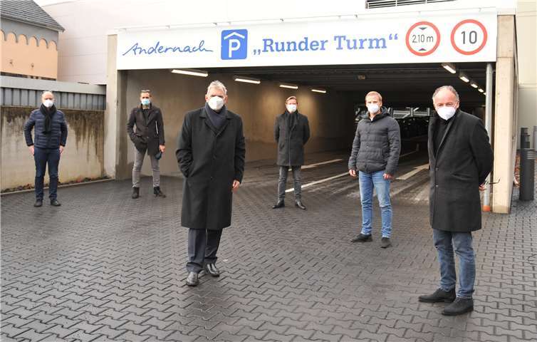 Oberbürgermeister Achim Hütten (rechts) und Bürgermeister Claus Peitz (3. von links) sowie Vertreter des städtischen Bauamts und des Architektenbüros haben kurz vor der Eröffnung das neue Parkdeck noch einmal unter die Lupe genommen und sich von der Funktionsfähigkeit überzeugt. Foto: Stadt Andernach/Maurer