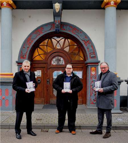 Oberbürgermeister Achim Hütten (rechts) und Bürgermeister Claus Peitz (links) präsentieren gemeinsam mit Museumsleiter Dr. Kai Seebert den neuen Band aus der Reihe „Andernacher Beiträge“ mit dem Titel „Andernacher Einsichten: Einst und jetzt“.Foto: Stadt Andernach/Maurer