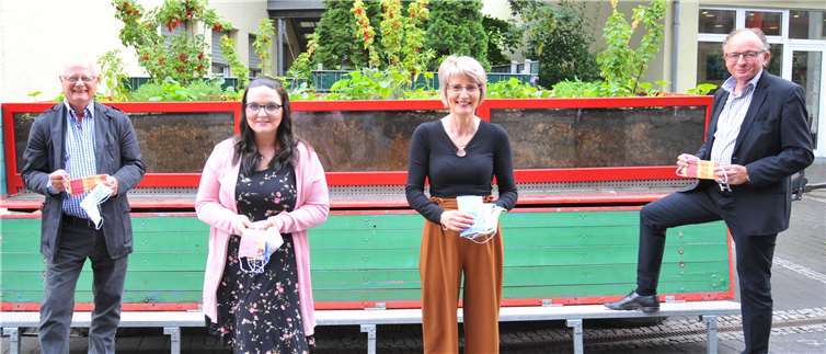Oberbürgermeister Achim Hütten (rechts) und der Ehrenamtsbeauftragte der Stadt Andernach, Rüdiger Schäfer, freuen sich, dass der KDFB, vertreten durch Carmen Wallenborn und Ramona Steinmetz, die ehrenamtlichen Maskennäherinnen unterstützt haben. Foto: Stadt Andernach/Maurer
