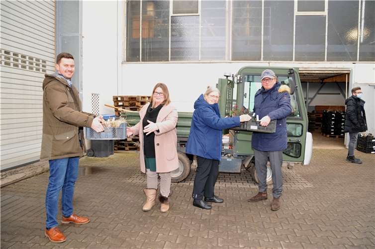 Oberbürgermeister Achim Hütten (rechts) und der Leiter des Sachgebiets Umwelt und Nachhaltgkeit, Johannes Mader (links), geben die Staudenpakete an die Bürgerinnen und Bürger aus.  Foto: Stadt Andernach/Maurer