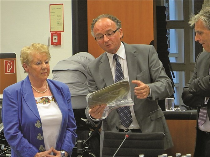 Oberbürgermeister Achim Hütten sprach Elfriede Zimmermann die Anerkennung des Rates und der Stadt aus.