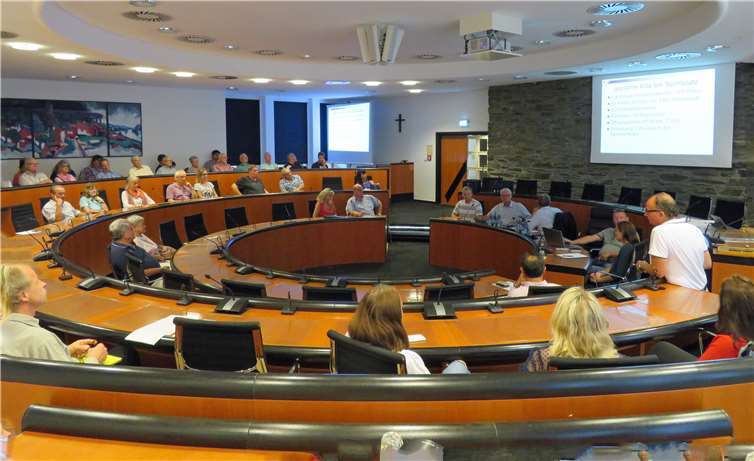 Oberbürgermeister Achim Hütten stellt den rund 40 Anwohnern die ersten Planungen für den Bau der Übergangs-Kita am Schillerring vor.