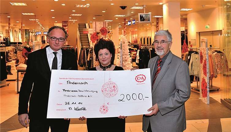 Oberbürgermeister Achim Hütten und Bernhard Ickenroth vom Förderverein nehmen die Spende von Anja Köberle, Leiterin der C&A Filiale entgegen.Stadt Andernach