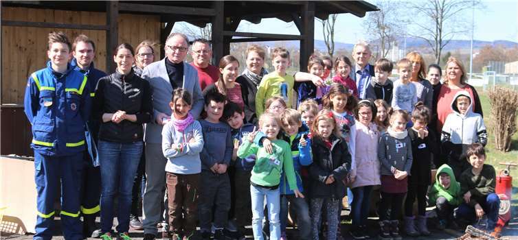 Oberbürgermeister Achim Hütten und Bürgermeister Claus Peitz beim Besuch von einem Teil der Kinder im JUZ.privat
