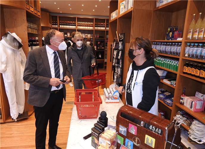 Oberbürgermeister Achim Hütten und Bürgermeister Claus Peitz machten sich anlässlich der Eröffnung selbst ein Bild.