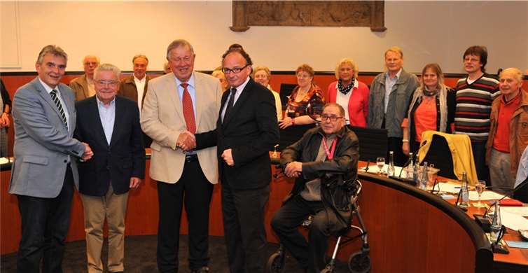 Oberbürgermeister Achim Hütten und Bürgermeister Claus Peitz gratulieren dem alten und neuen Vorsitzenden des Seniorenbeirats, Roland Walther und dem neuen stellvertretenden Vorsitzenden Rudi Bannert im Kreis des neuen Seniorenbeirats. Stadtverwaltung/Maurer