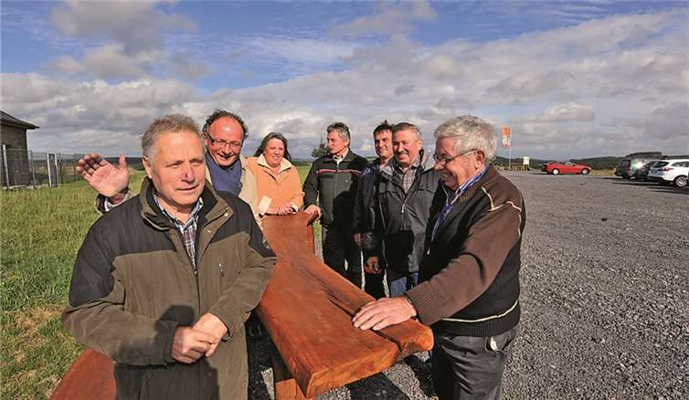 Oberbürgermeister Achim Hütten und Hauptamtschefin Barbara Vogt gemeinsam mit den Keller Bürgern, die eine Bank samt Tisch für den Traumpfadparkplatz gebaut und installiert haben.Stadtverwaltung/Maurer
