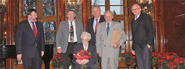 Oberbürgermeister Achim Hütten und Ortsvorsteher Hartmut Dressel gratulierten zusammen mit Arthur Fickler und Roland Walther den beiden ältesten anwesenden Senioren, Luzia Schliephack und Kurt Rosbruch. privat