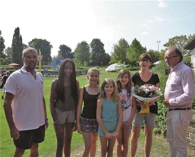 Oberbürgermeister Achim Hütten und Schwimmmeister Ludwig Wiemer gratulieren Frau Lepiors und wünschen weiterhin viel Spaß im Andernacher Freibad. Stadtverwaltung Andernach