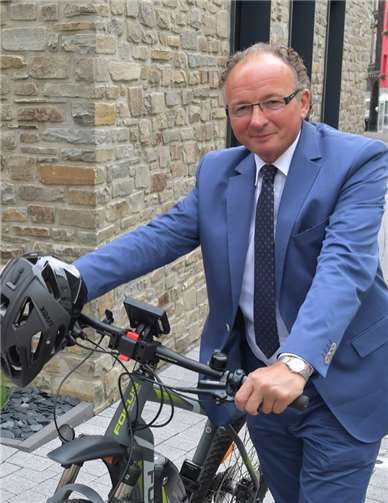 Oberbürgermeister Achim Hütten zeigte sich äußerst zufrieden mit dem Erfolg der ersten Ausbildungsmesse in Andernach.  privat