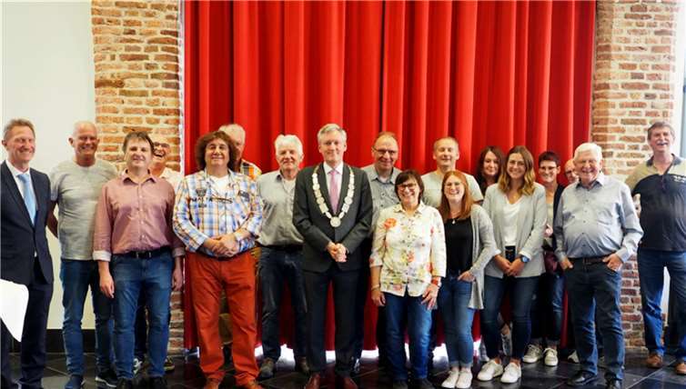 Oberbürgermeister Antoin Scholten begrüßte die Rheinbrohler im historischen Rathaus der Stadt.Fotos: privat
