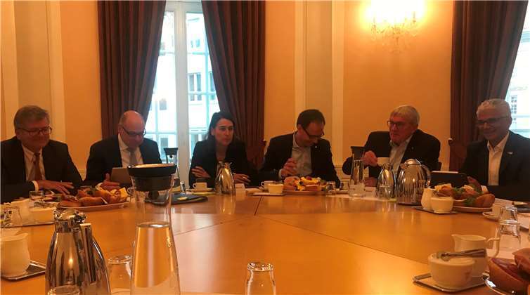 Oberbürgermeister Ashok Sridharan (rechts) und Landrat Sebastian Schuster (Zweiter von rechts) beim gemeinsamen Arbeitsgespräch.Foto: Rhein-Sieg-Kreis