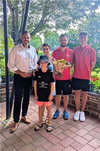 Oberbürgermeister Christian Greiner (1.v.l.) mit dem Freibadteam und der glücklichen 25.000. Besucherin mit Kind. Foto: Stadt Andernach/ Regina Unruh