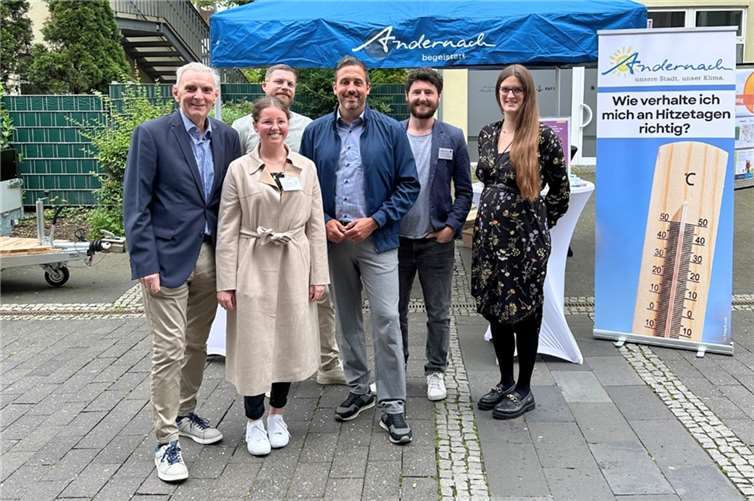 Oberbürgermeister Christian Greiner (3.v.r.), Bürgermeister Claus Peitz (1.v.l.), Krisenmanager Sebastian Mut (2.v.r.) und Klimaschutzmanagerin Mona Maar (1.v.r.) beim Hitzeaktionstag am 05. Juni 2024. Foto: Stadt Andernach/ Regina Unruh