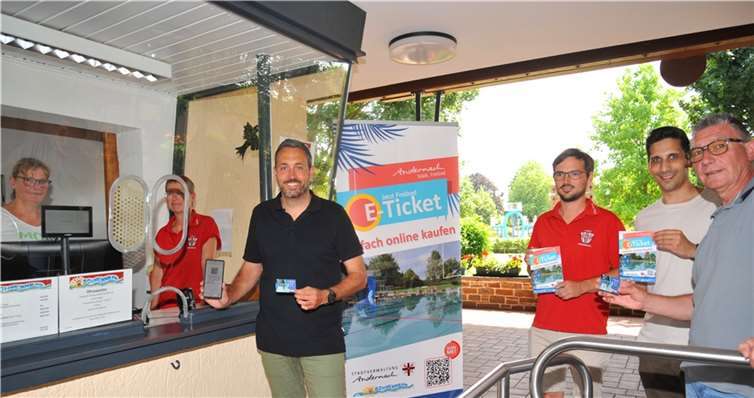 Oberbürgermeister Christian Greiner (4. von rechts) probierte das neue Kassensystem mit Online-Ticket gleich aus. Auch das Freibad-Team und die EDV-Abteilung freuten sich über den gelungenen Start des neuen Systems.  Foto: Stadt Andernach/Maurer