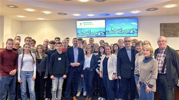 Oberbürgermeister Christian Greiner (5. v. l.), Bürgermeister Claus Peitz (4. v. r.) und Carina Lang, Sachbearbeiterin im Sportamt (5. v. r.), gemeinsam mit Andernachs Athletinnen und Athleten bei der Sportlerehrung 2024 im Historischen Rathaus. Foto: Stadtverwaltung Andernach / Regina Unruh