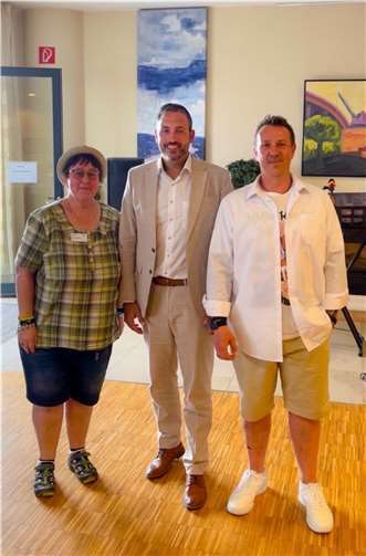 Oberbürgermeister Christian Greiner (Mitte) mit Ehrenamtskoordinator Michael Butzerster Vorsitzender des Fördervereins Seniorenclique sowie die zweite Vorsitzende, Manuela Blaeser.  Foto: Udo Bechtel