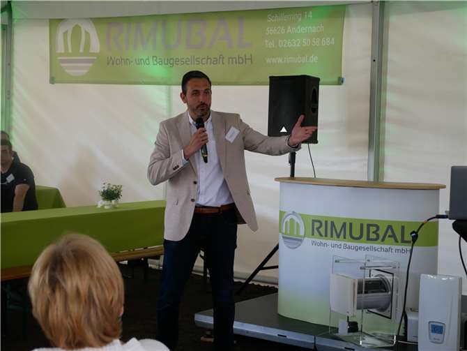 Oberbürgermeister Christian Greiner begrüßt mehr als 120 Besucherinnen und Besucher.