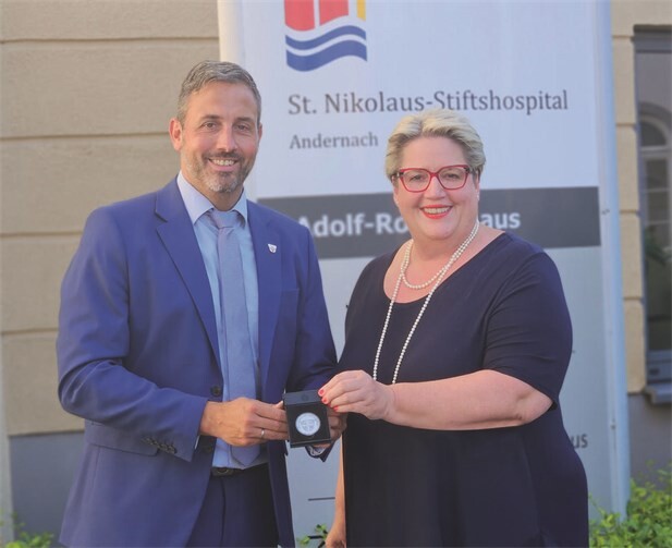 Oberbürgermeister Christian Greiner gemeinsam mit der Geschäftsführerin des St. Nikolaus-Stiftshospitals, Cornelia Kaltenborn.