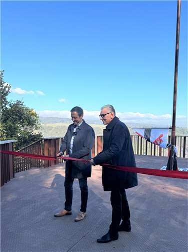 Oberbürgermeister Christian Greiner hielt am Aussichtspunkt eine Eröffnungsrede und durchschnitt symbolisch ein rotes Band.