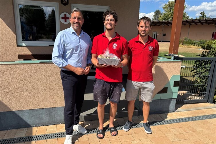 Oberbürgermeister Christian Greiner (links) und Ausbildungsleiter Christoph Hennecke (rechts) gratulierten Daniel Rink (Mitte) zu seiner herausragenden Leistung.