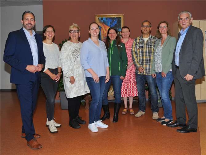 Oberbürgermeister Christian Greiner (links) und Bürgermeister Claus Peitz (rechts) freuen sich mit dem Organisationsteam auf den ersten Männertag im Haus der Familie am 9. November. Foto: Stadt Andernach/Maurer