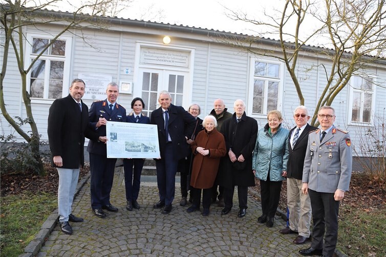 Oberbürgermeister Christian Greiner überreichte eine Informationstafel „Wiege der Bundeswehr“, die an der Villa Michels in den Rheinanlagen angebracht werden soll. Fotos: WAMFO.DE