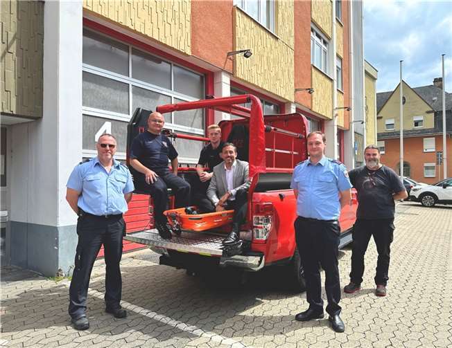 Oberbürgermeister Christian Greiner überzeugte sich persönlich in der Feuerwache von der neuen Investition. Foto: Stadt Andernach/ Regina Unruh