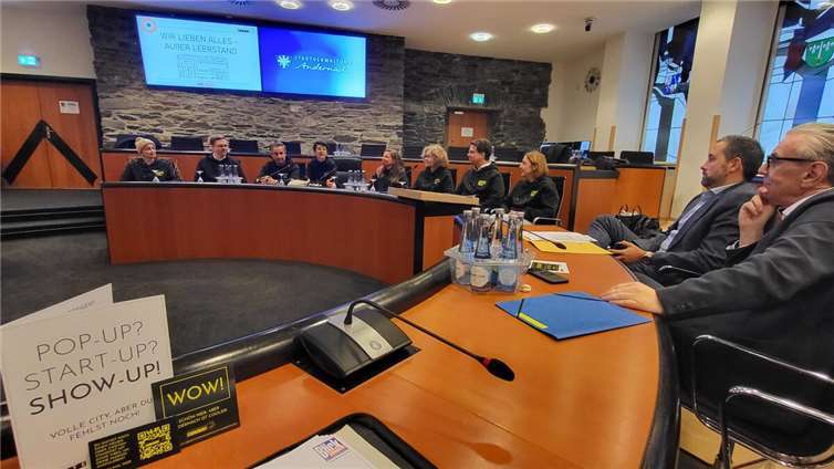 Oberbürgermeister Christian Greiner und Bürgermeister Claus Peitz verfolgten interessiert den Ausführungen der AAA.