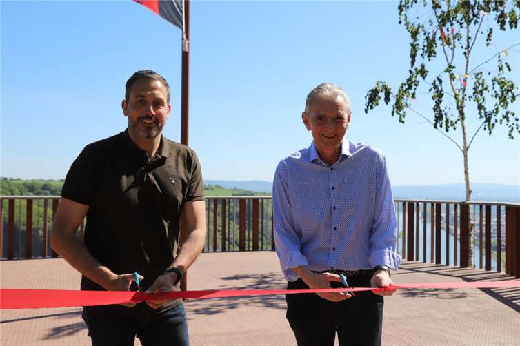 Oberbürgermeister Christian Greiner und Bürgermeister Claus Peitz weihten die neu gestaltete Kanzel ein.