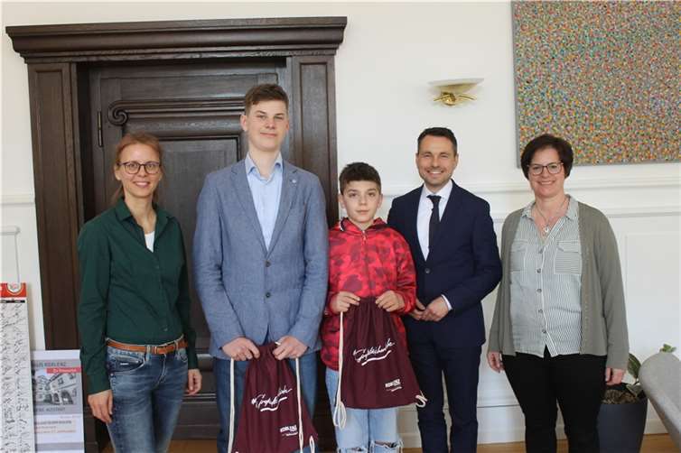 Oberbürgermeister David Langner (2.v.re.) begrüßte die beiden Schüler Ben (3.v.re.) und Elias, die sich für den Boys Day auf die Plätze in seinem Büro beworben hatten. Von der Gleichstellungsbeauftragten Alexandra Schäfer (li.) und ihrer Stellvertreterin, Marion Hallermann (re.), die den Aktionstag zur klischeefreien Berufswahl für die Stadtverwaltung organisieren, gab es für jeden Teilnehmer einen Rucksack mit Inhalt.  Foto: Stadt Koblenz/Thomas Knaak
