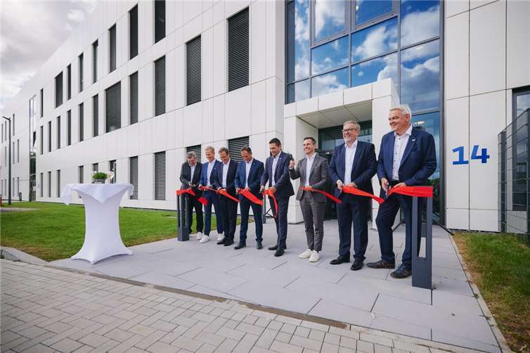 Ratiodata eröffnet hochmodernes IT-Logistik und Reparaturzentrum in Koblenz Oberbürgermeister David Langner (3. v. r.) durschneidet gemeinsam mit dem Vorstand der Ratiodata (Klemens Baumgärtel (1. v. r.), Dr. Michael Stanka (2. v. r.) und Christian Meier (4. v. r.)) sowie weiteren Projektverantwortlichen das rote Band zur Eröffnung des neuen IT-Logistik- und Reparaturzentrums in Koblenz. Foto:Ratiodata SE v