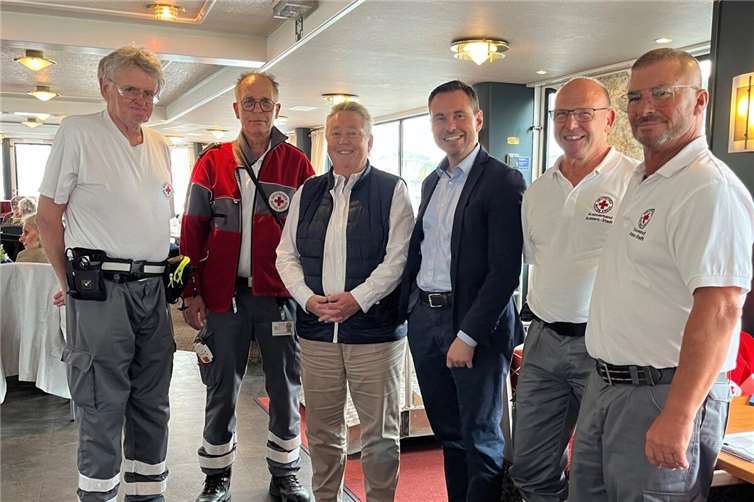 Oberbürgermeister David Langner (3.v.r.) und Bürgermeisterin Ulrike Mohrs (3.v.l.) bedankten sich im Rahmen der Schifffahrt für Seniorinnen und Senioren bei den ehrenamtlichen Helfern des DRKs für die Sicherung der medizinischen Versorgung während der Fahrt.